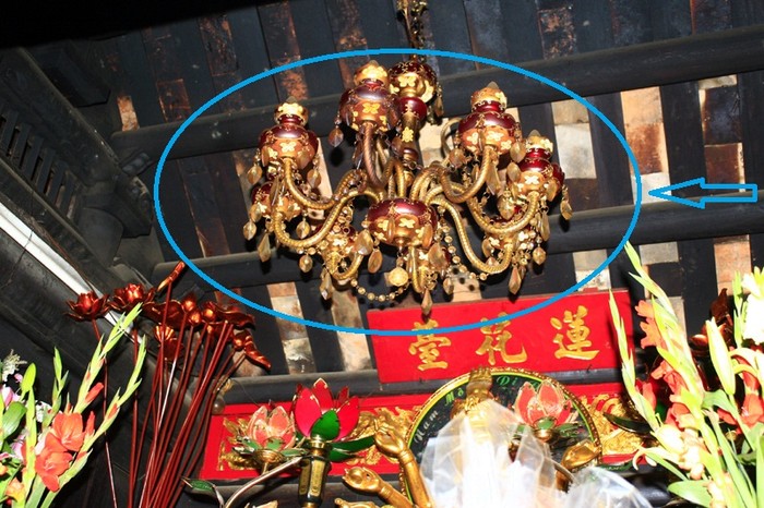 Chiếc đèn chùm "lạ" xuất hiện trong chùa Một Cột